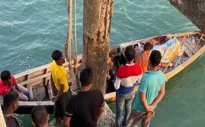 Boat arrives from Myanmar with gunshot victim in Teknaf