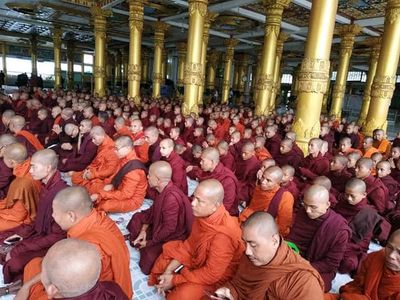 300 monks pray for convicted Rakhine migrants