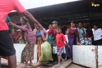 People displaced from Rathedaung flee to Sittwe Town