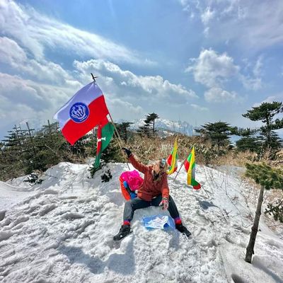 Young woman hoists Rakhine flag atop 11900 feet Phong Kan Razi mountain