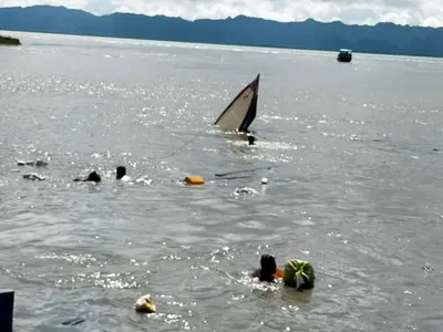 Fiber boat sinks in Rathedaung harbor, passengers rescued