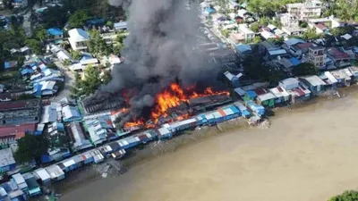 Ponna Kyunt city market catches fire after Burmese navy fired shells