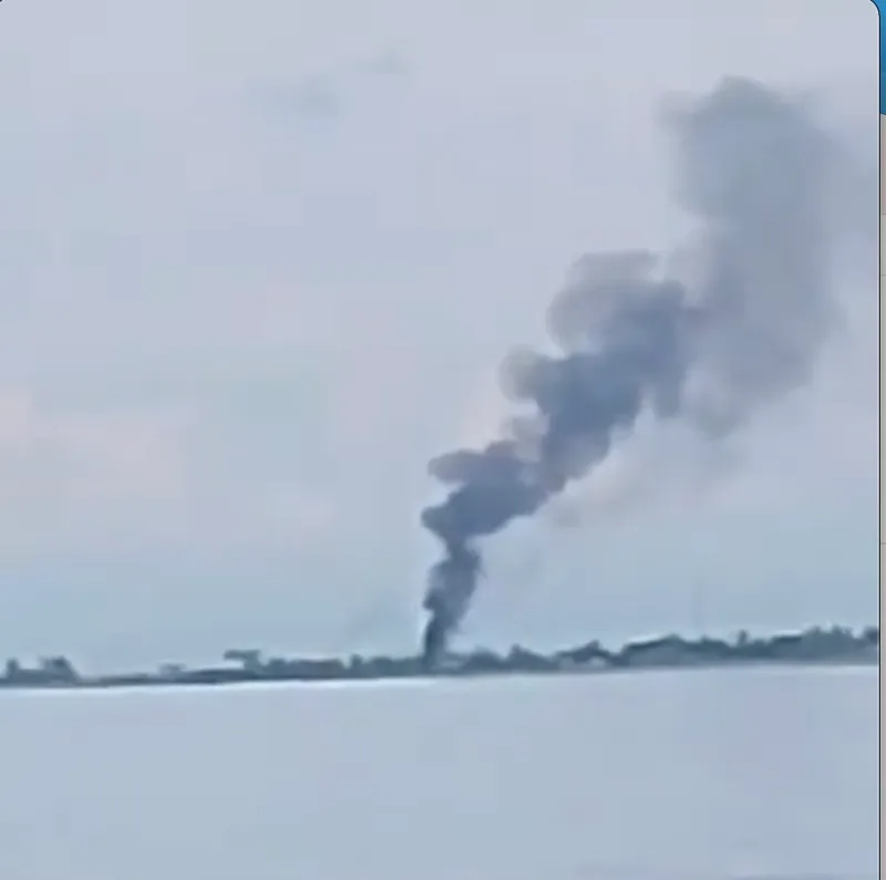 Junta Troops Launch Artillery Attack on Manaw Thiri Village Under Suspicion of Navy Barge Photography, Reducing 11 Houses to Ashes and Injuring a Woman