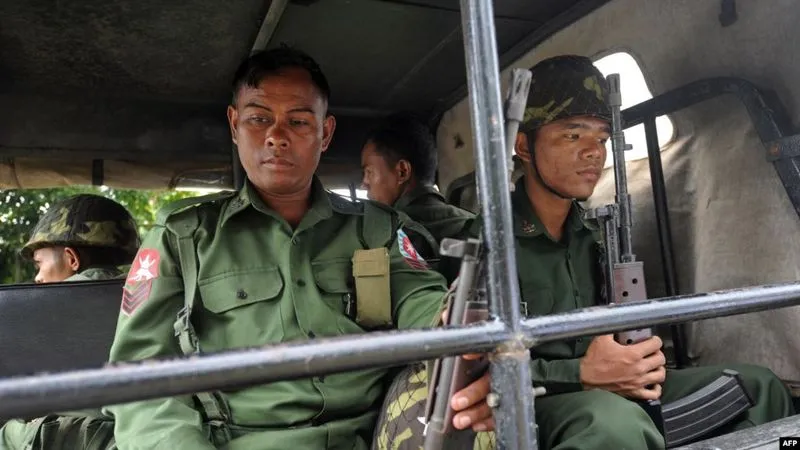 2 soldiers from Kyaukphyu, 3 policemen from Maungdaw flee with weapons